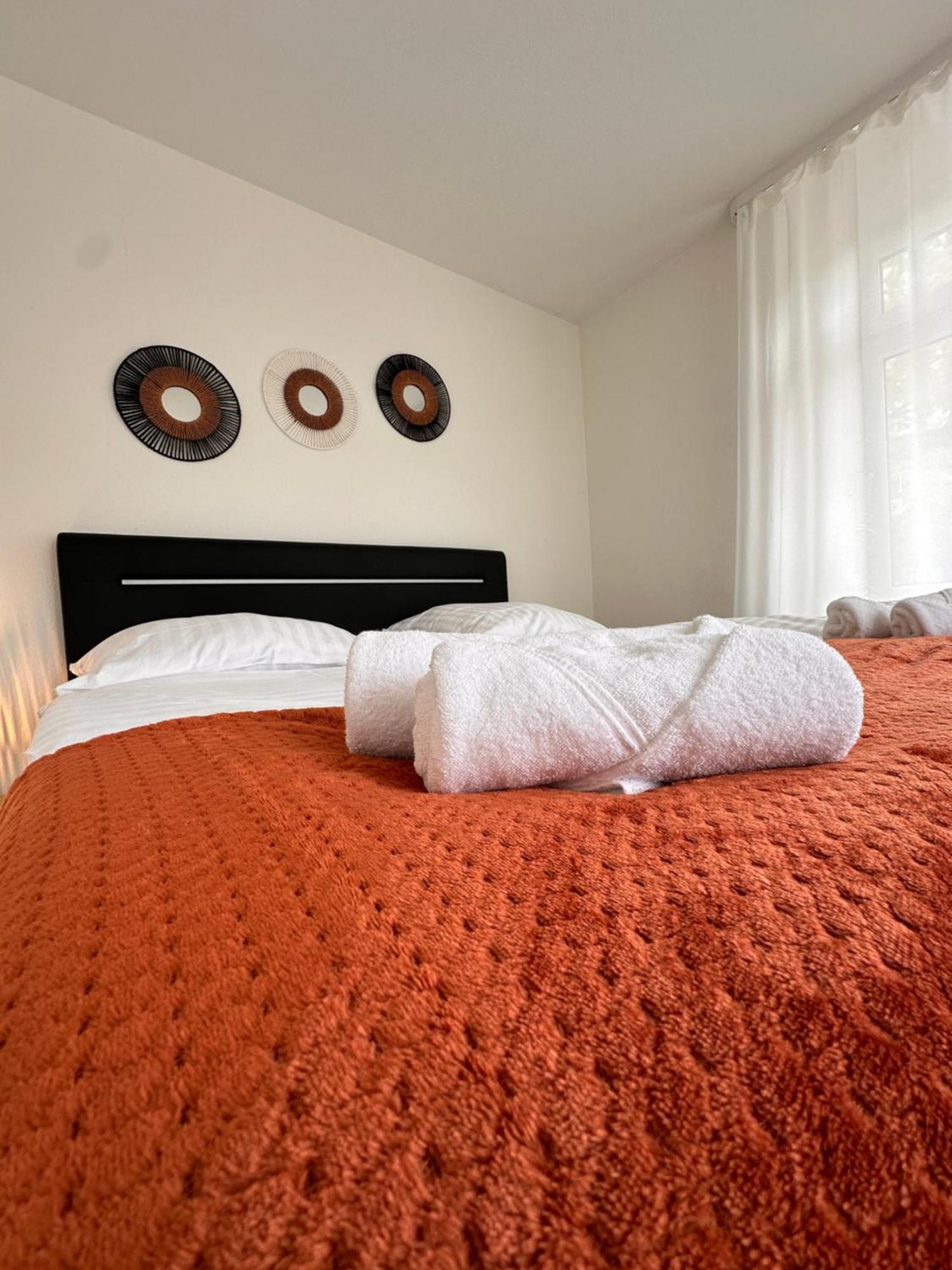 Amao-amber I 120qm I Exklusives Gruppen-apartment I 3 King-size Betten, 2 Baeder & Gratis Parkplatz * Rheinhausen