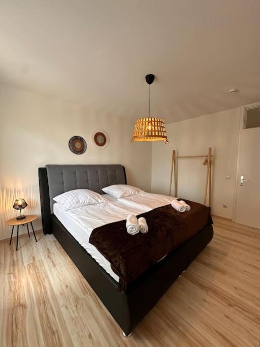 Amao-amber I 120qm I Exklusives Gruppen-apartment I 3 King-size Betten, 2 Baeder & Gratis Parkplatz * Rheinhausen