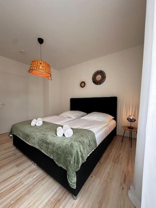 Apartment Amao-amber I 120qm I Exklusives Gruppen-apartment I 3 King-size Betten, 2 Baeder & Gratis Parkplatz Rheinhausen